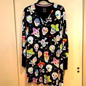 Nick & Nora nighty shirt, light weight cotton with Dia de La Muertas theme SZ SM